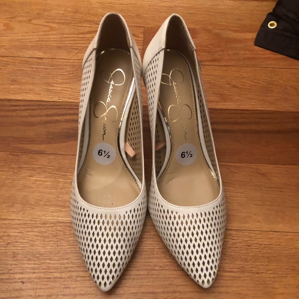 Jessica Simpson pumps